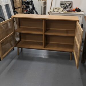 Buffet bas 2 portes en bois et en rotin – bois clair