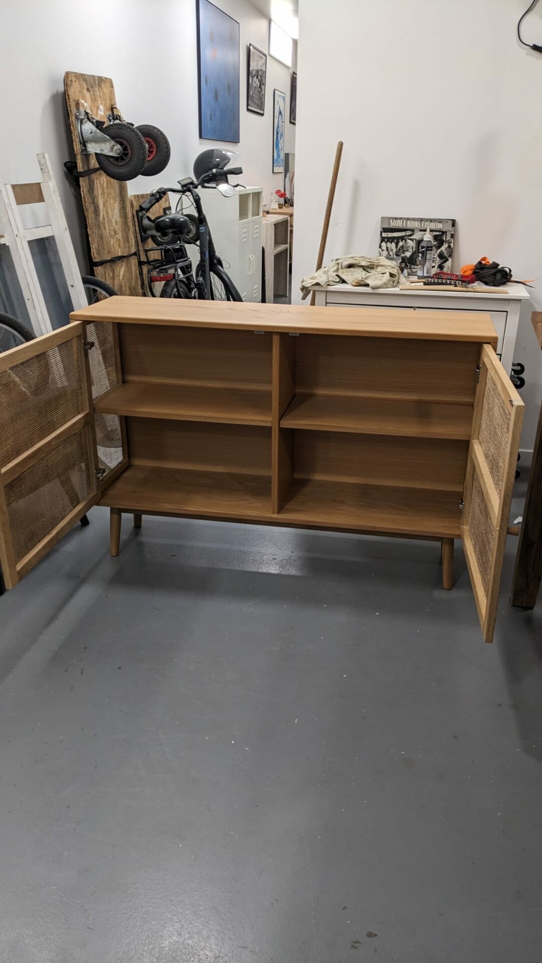 Buffet bas 2 portes en bois et en rotin - bois clair – Image 3