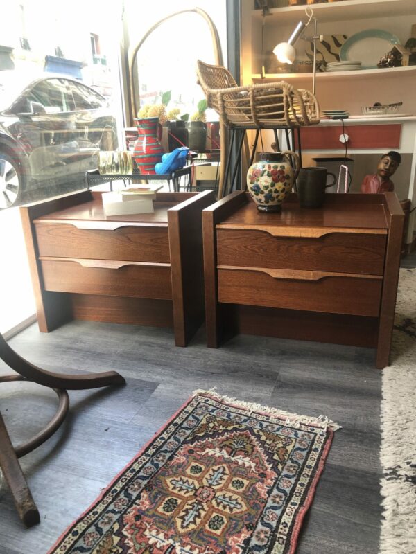 Paire de tables de chevet bois foncé années 70 – Image 2