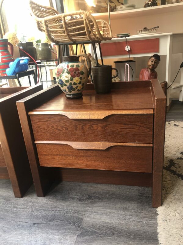 Paire de tables de chevet bois foncé années 70 – Image 3