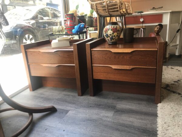 Paire de tables de chevet bois foncé années 70 – Image 5
