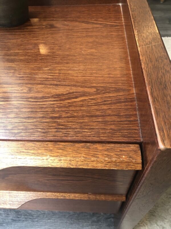Paire de tables de chevet bois foncé années 70 – Image 7