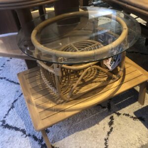 Table basse en rotin et verre