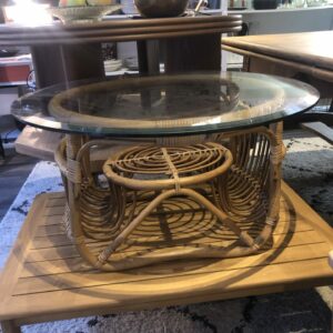 Table basse en rotin et verre