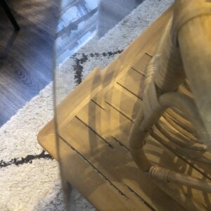 Table basse en rotin et verre