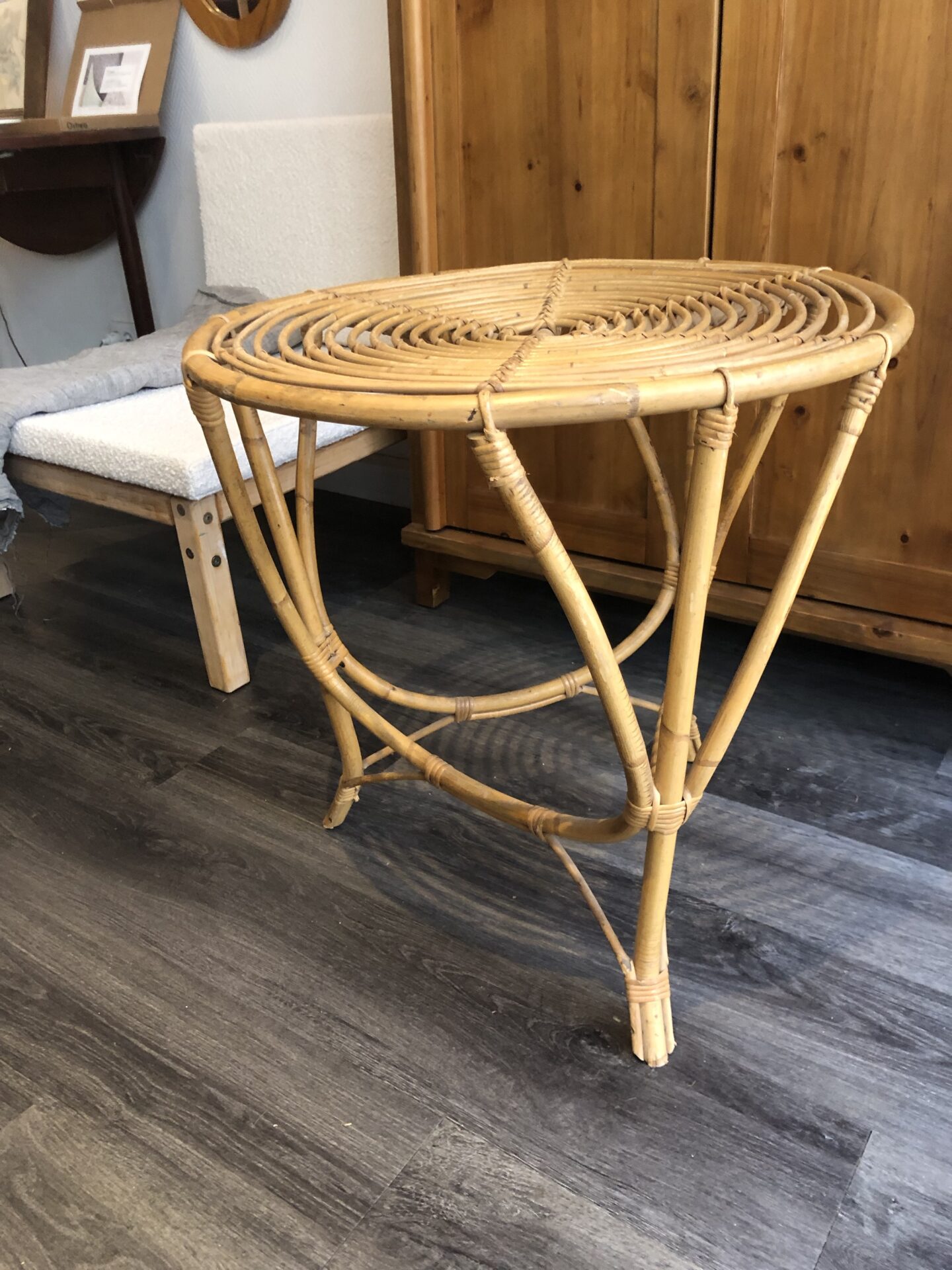 Table d’appoint en rotin – Image 3