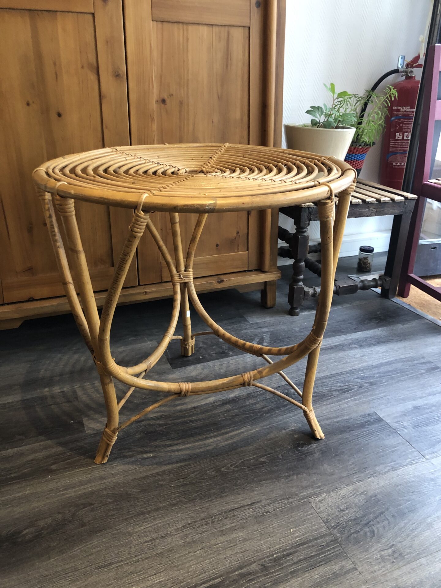 Table d’appoint en rotin – Image 4
