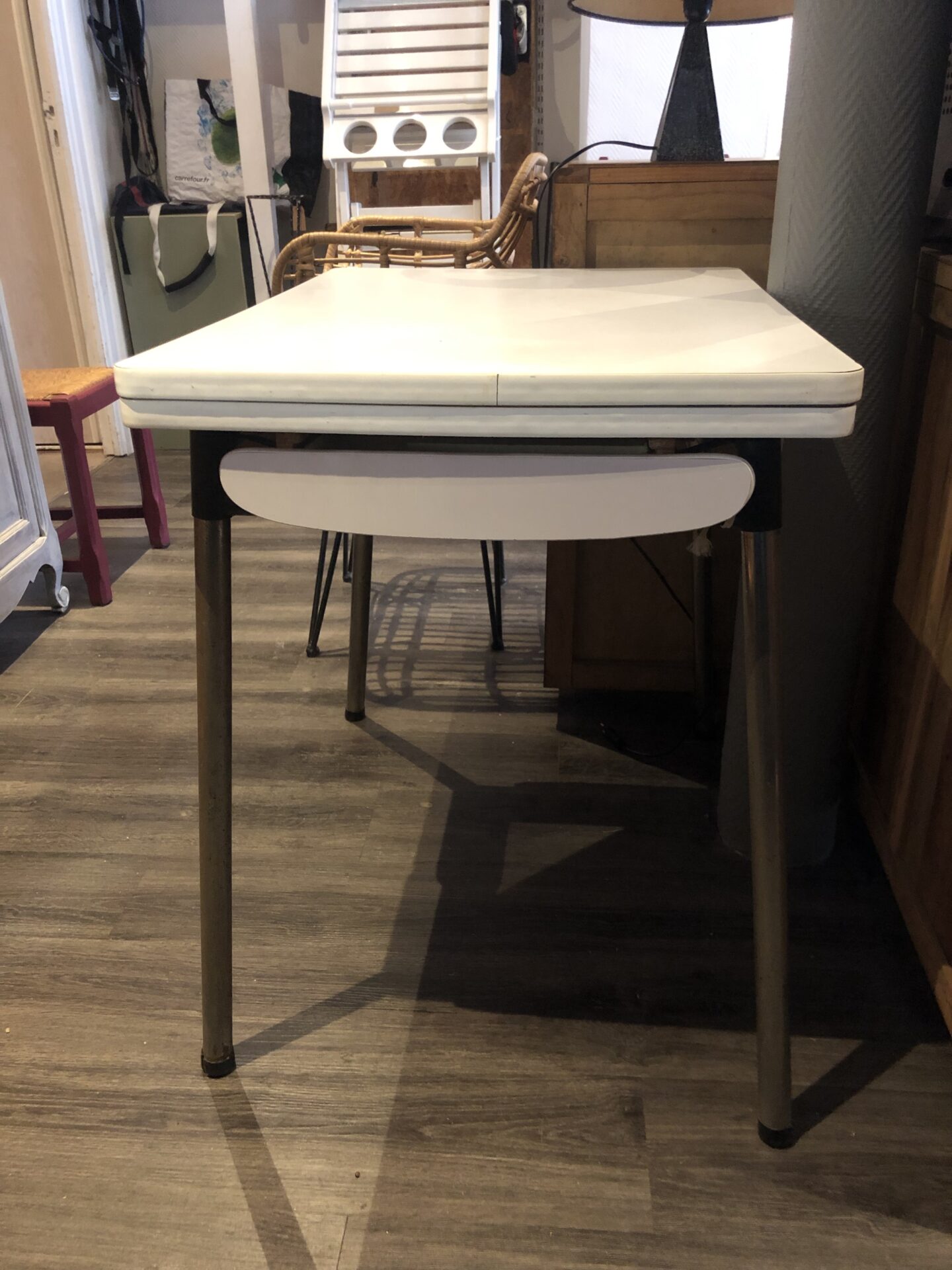 Table Formica blanche, 2 rallonges et 2 tiroirs 70’s – Image 2