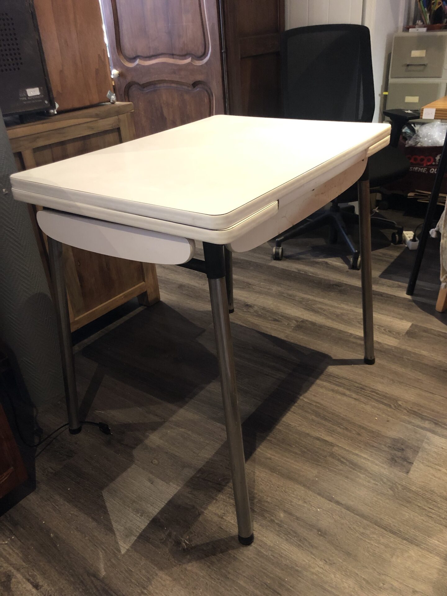 Table Formica blanche, 2 rallonges et 2 tiroirs 70’s – Image 3