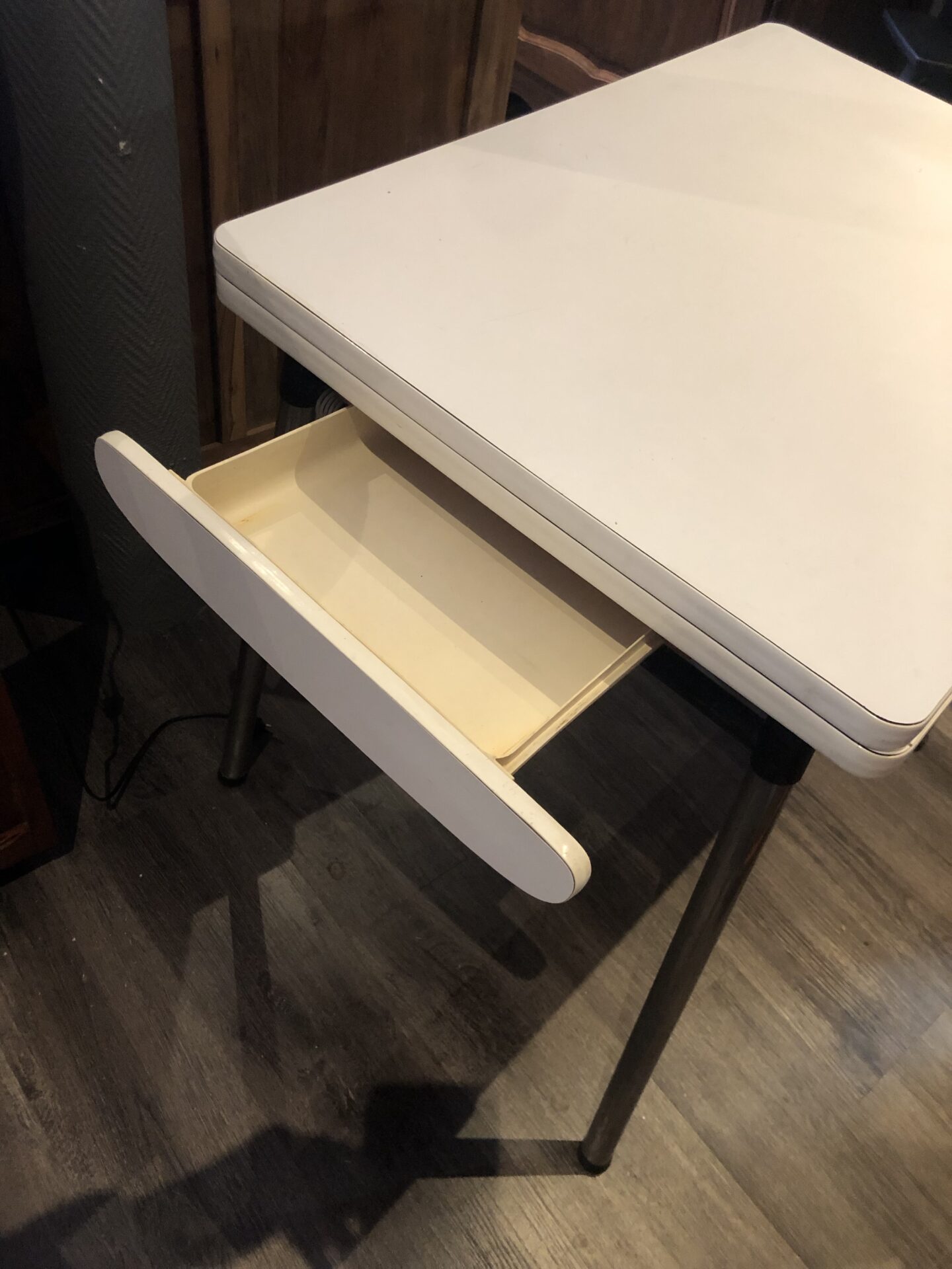 Table Formica blanche, 2 rallonges et 2 tiroirs 70’s – Image 5