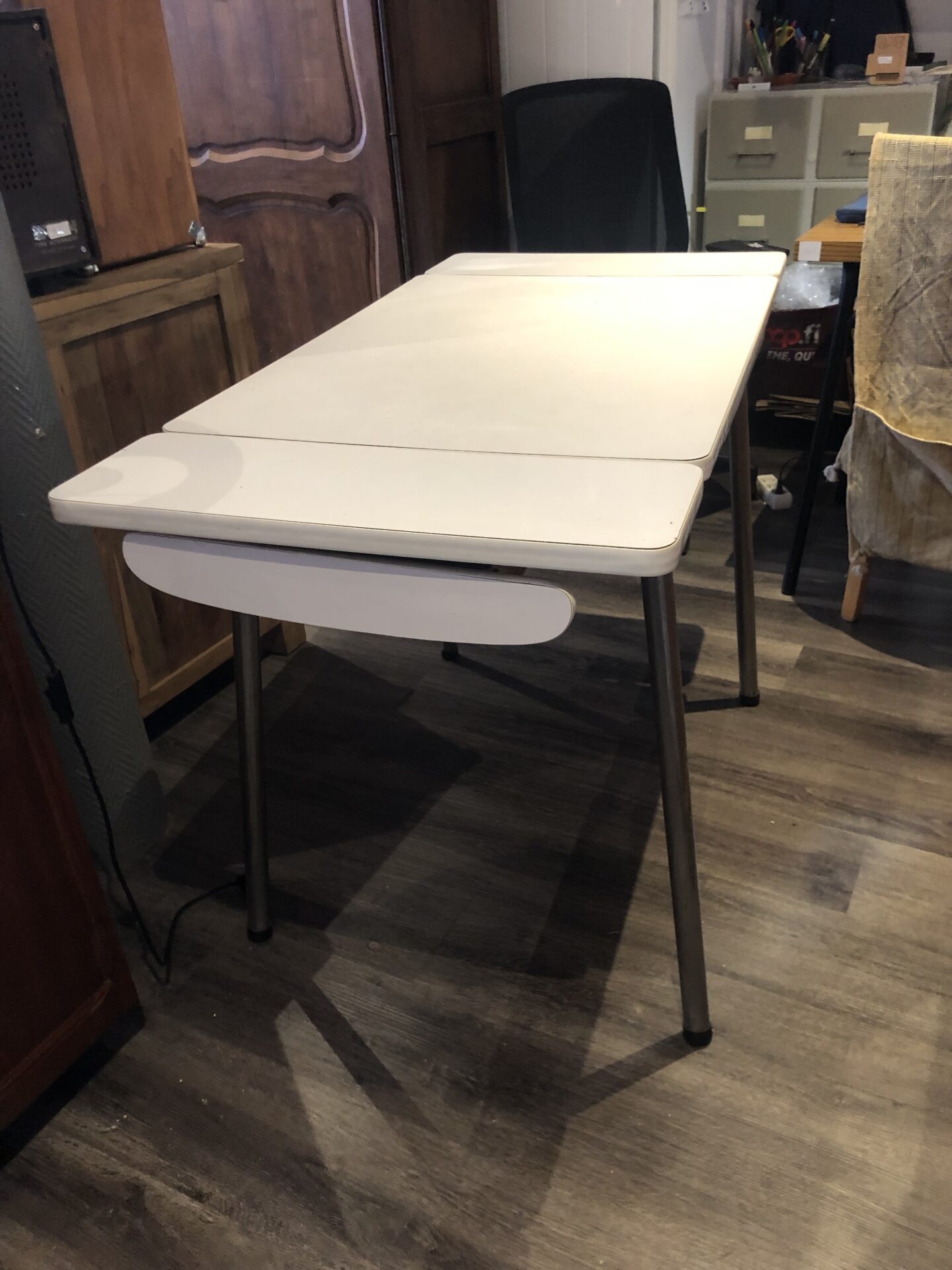 Table Formica blanche, 2 rallonges et 2 tiroirs 70’s – Image 6