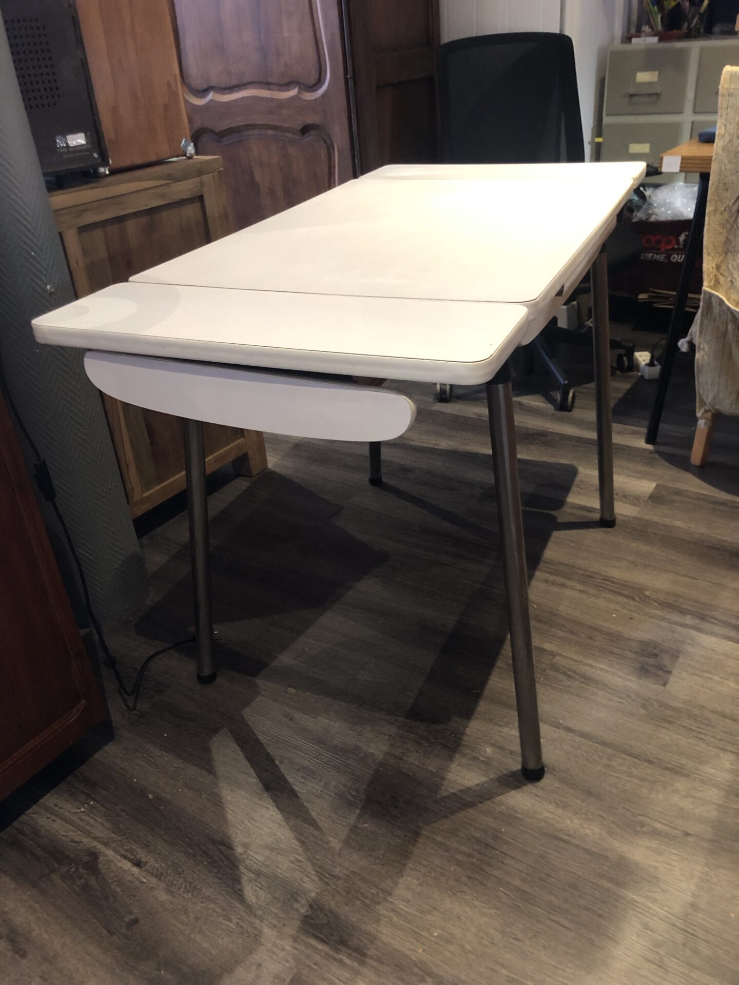 Table Formica blanche, 2 rallonges et 2 tiroirs 70’s – Image 7
