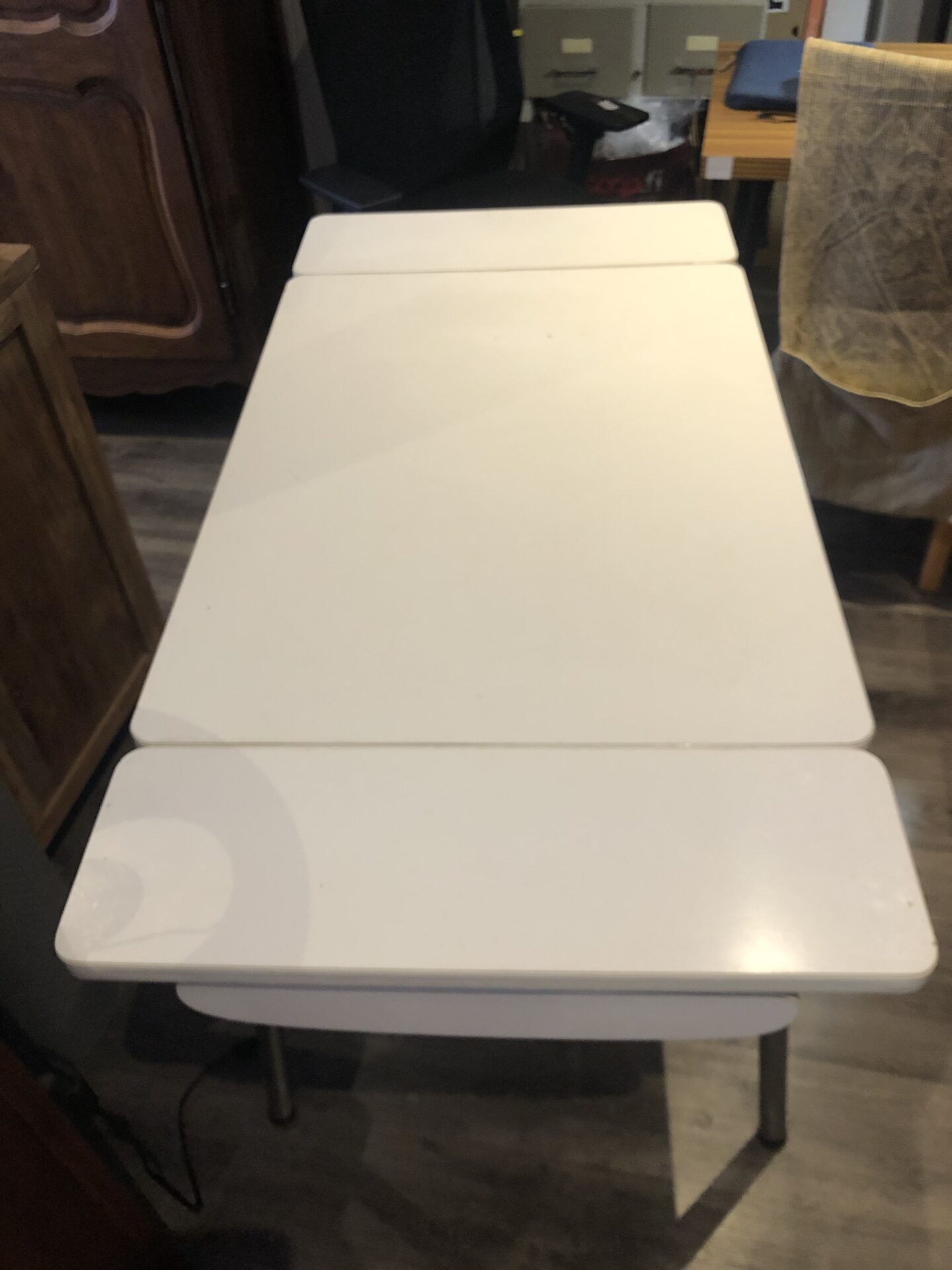 Table Formica blanche, 2 rallonges et 2 tiroirs 70’s – Image 8