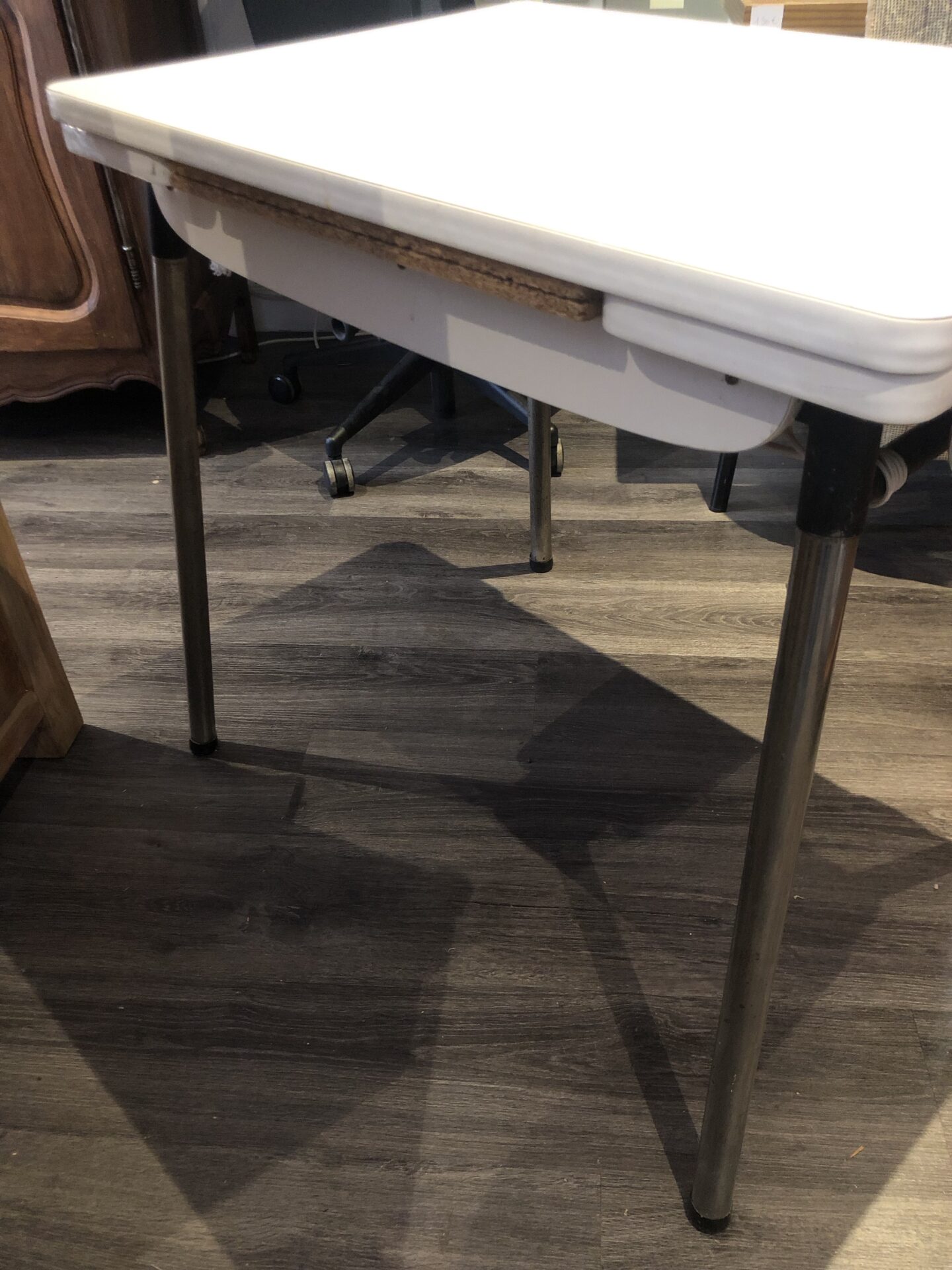 Table Formica blanche, 2 rallonges et 2 tiroirs 70’s – Image 10