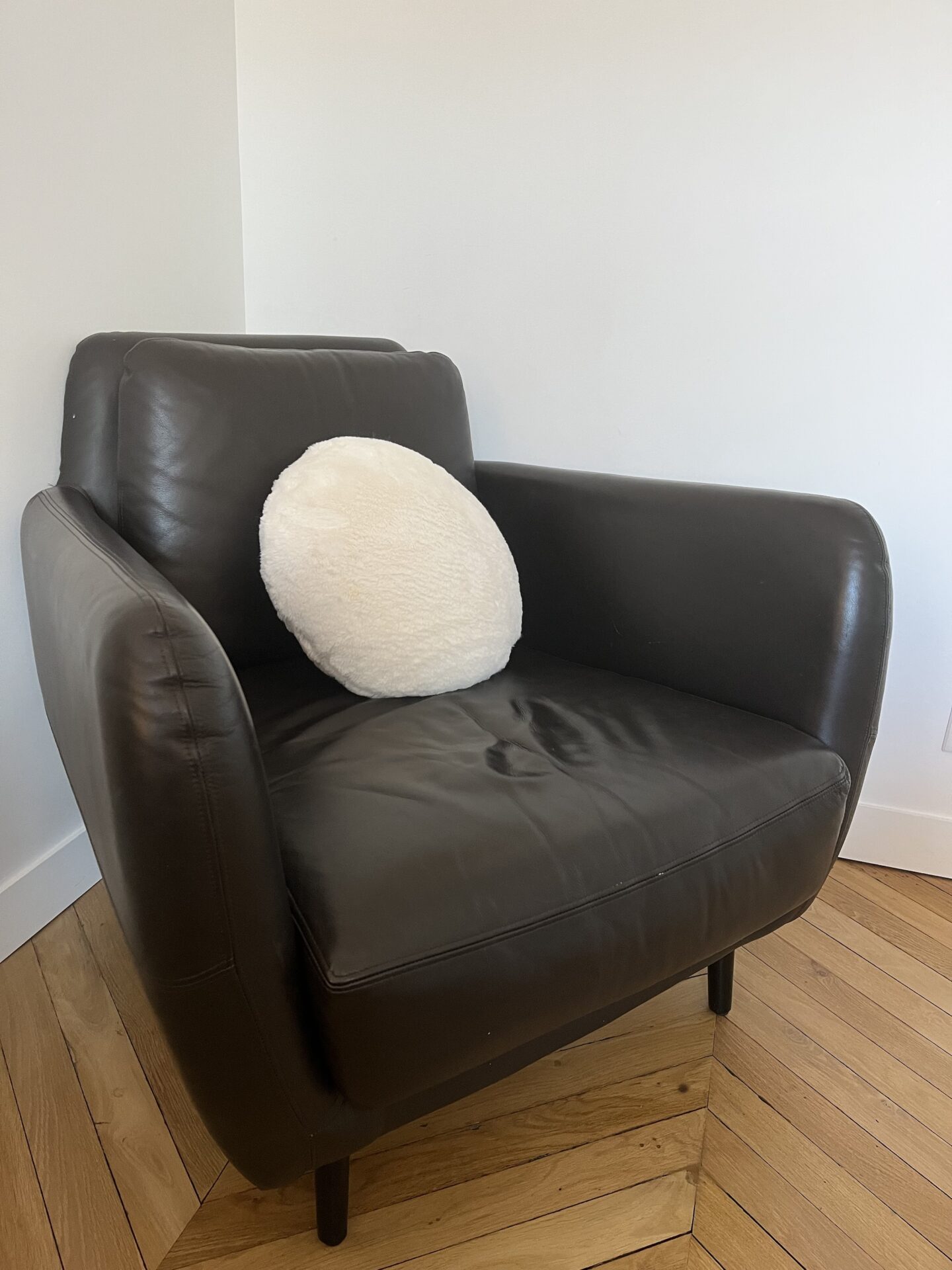 2 Fauteuils en Cuir Marron foncé Habitat - Modèle Ella – Image 2