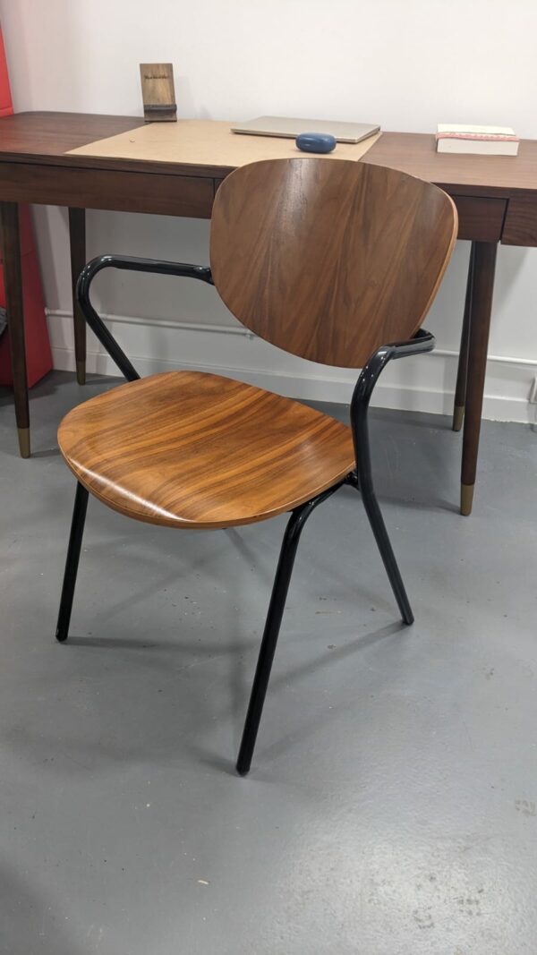Chaise en noyer et métal – Image 2