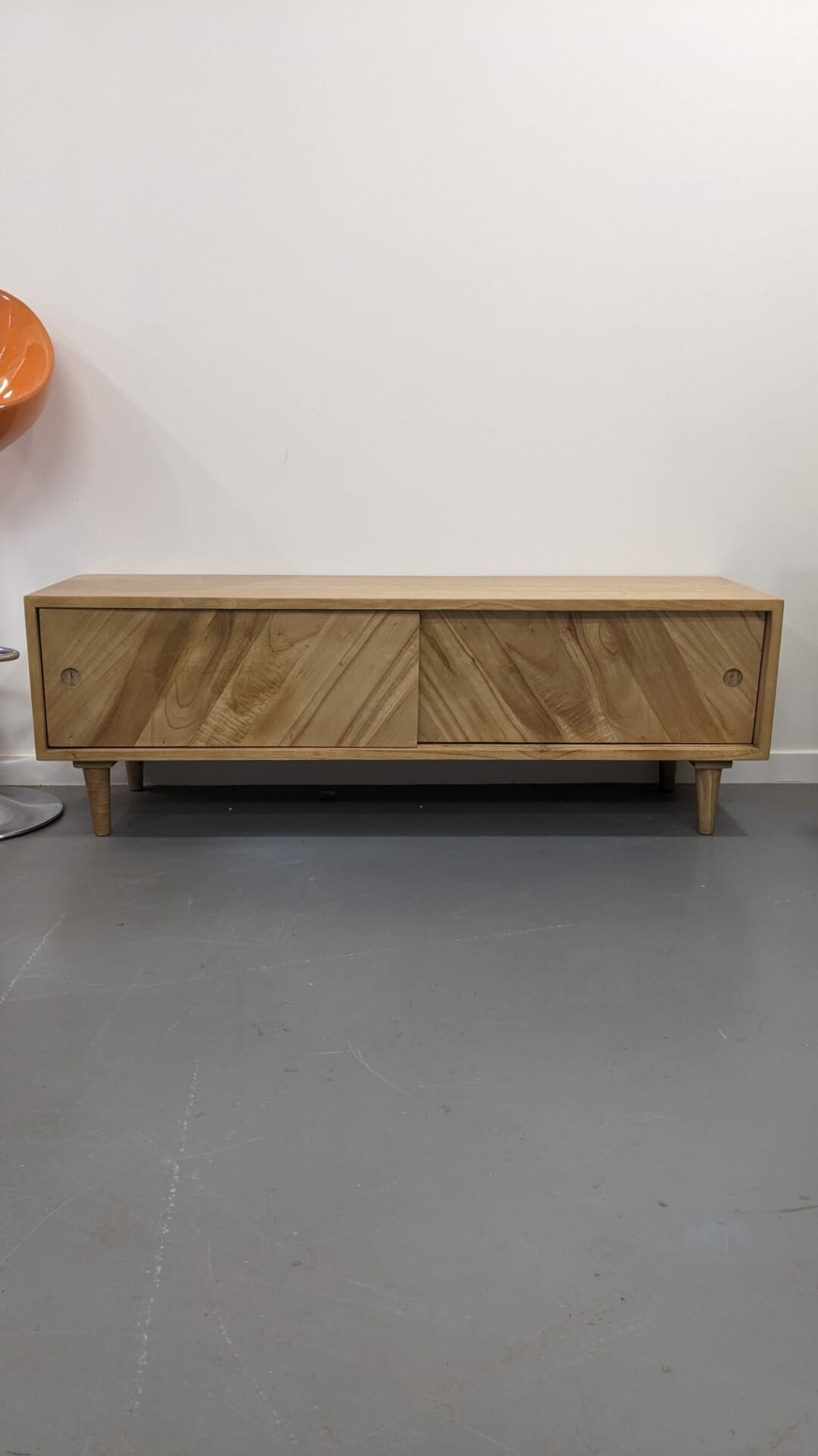 Meuble TV en mindi massif 135 cm – Image 2