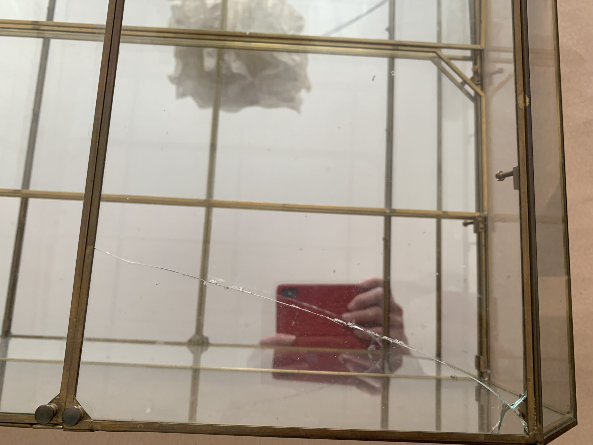 Vitrine vintage en verre, laiton et fond miroir – Image 4