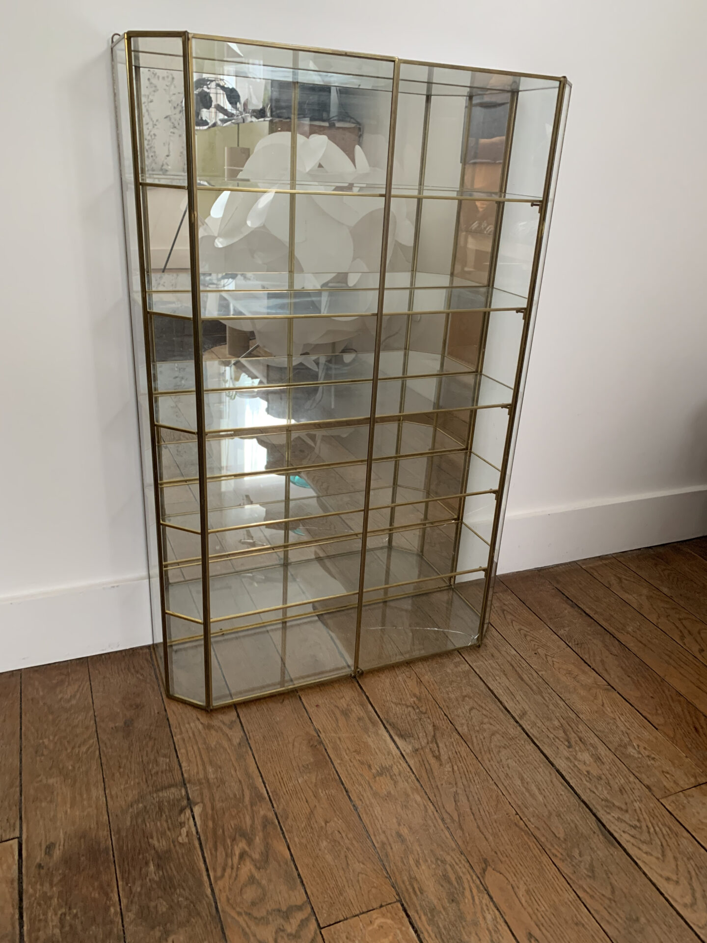 Vitrine vintage en verre, laiton et fond miroir – Image 2