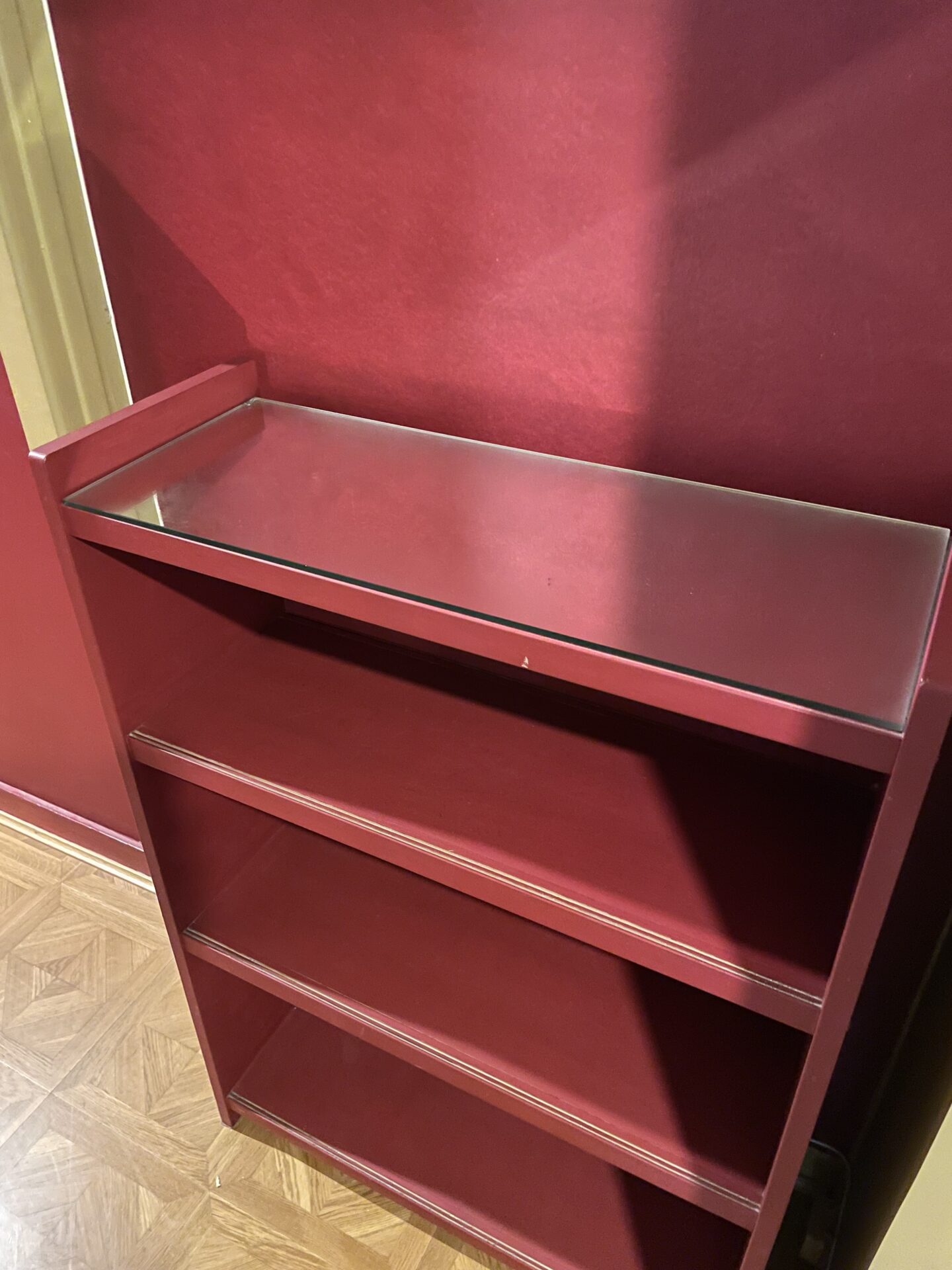 Étagère en bois lie de vin – Image 4