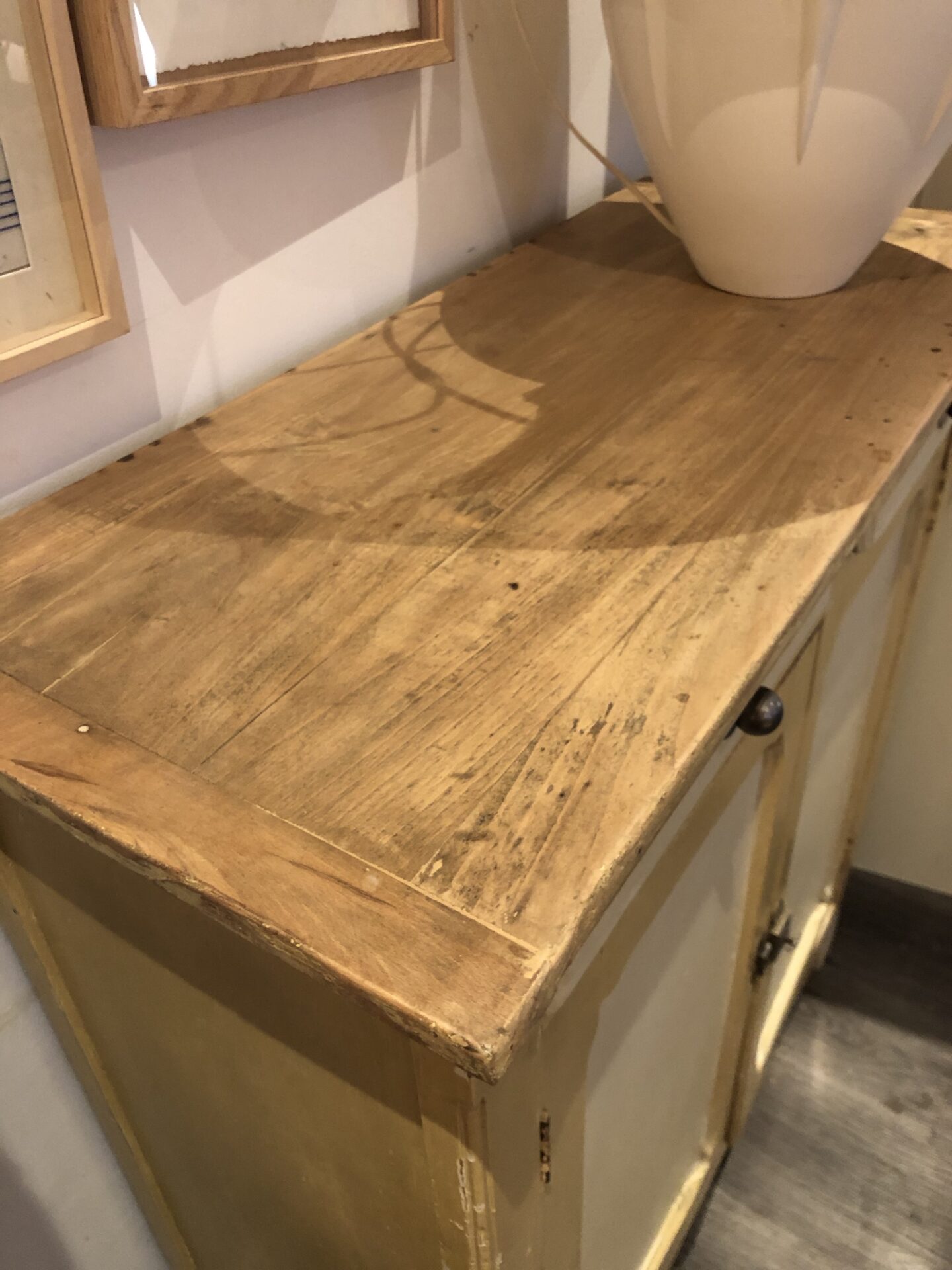 Buffet parisien patine jaune et blanc lin – Image 4