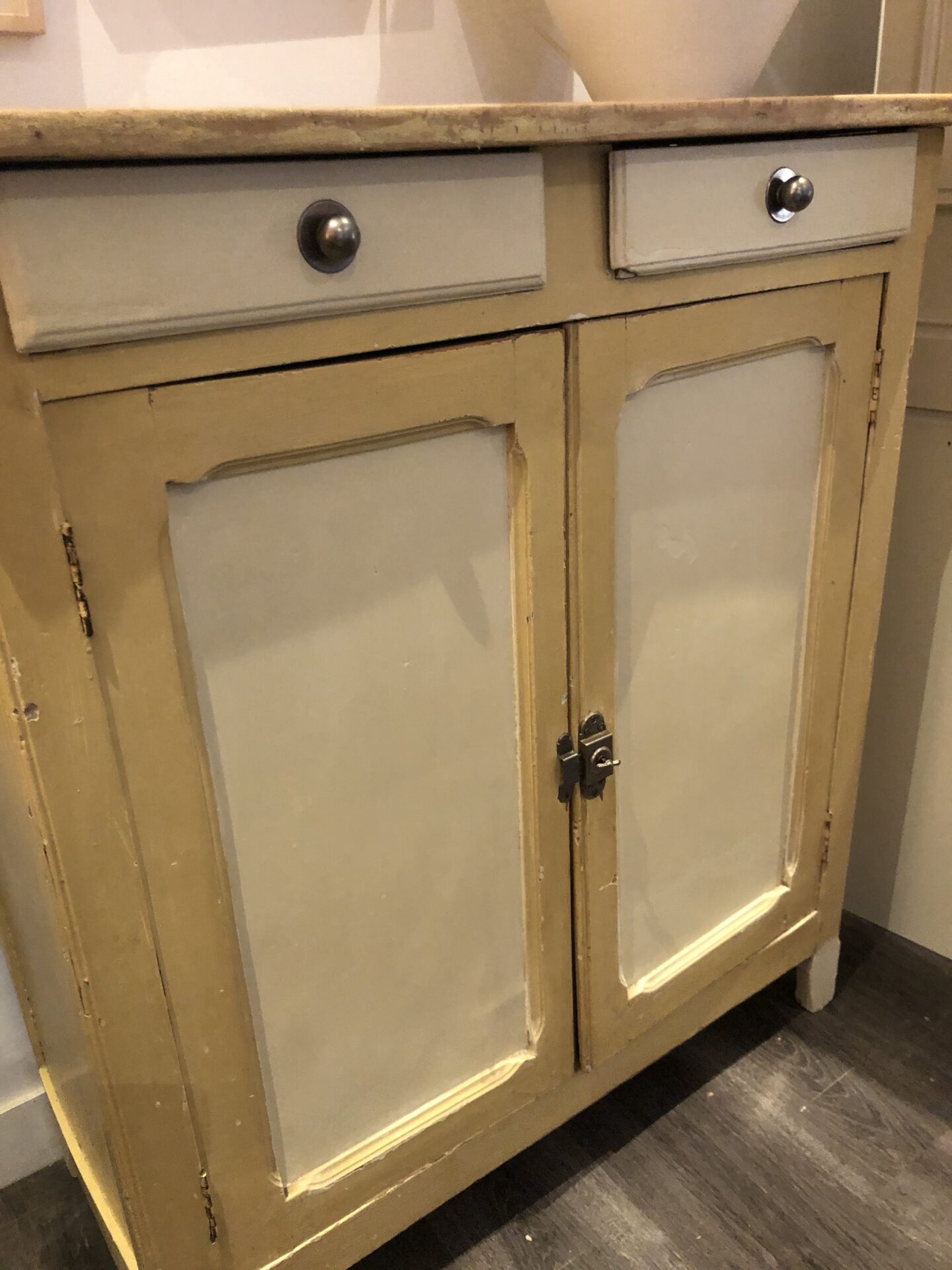 Buffet parisien patine jaune et blanc lin – Image 5