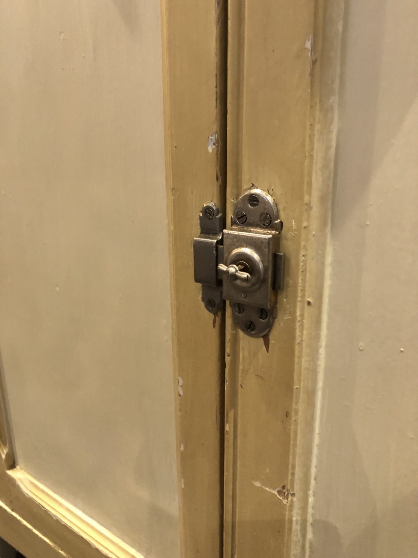 Buffet parisien patine jaune et blanc lin – Image 6