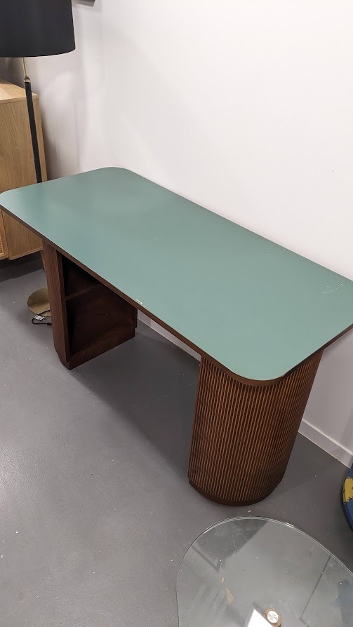 Bureau, Fratti – Image 3