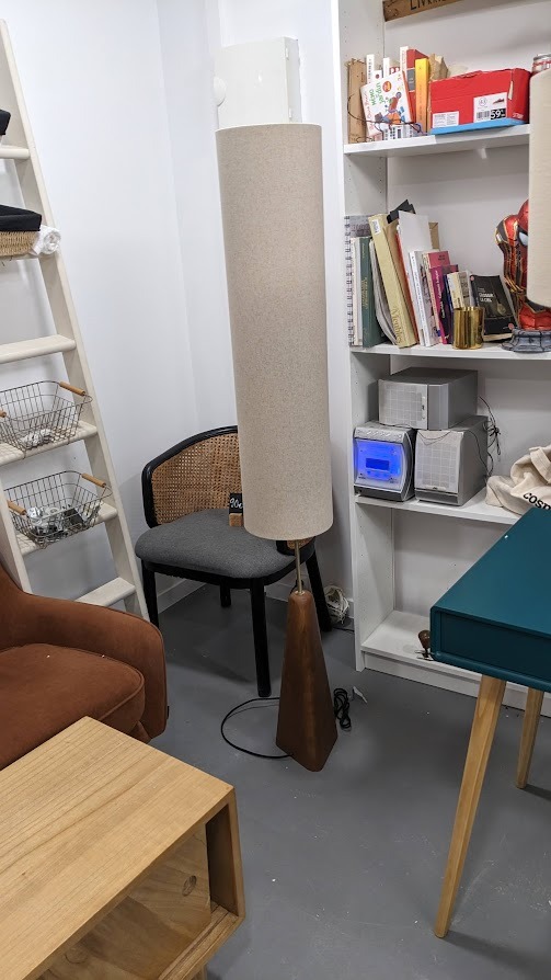 Lampadaire chêne massif teinté noyer, Nestwood – Image 3