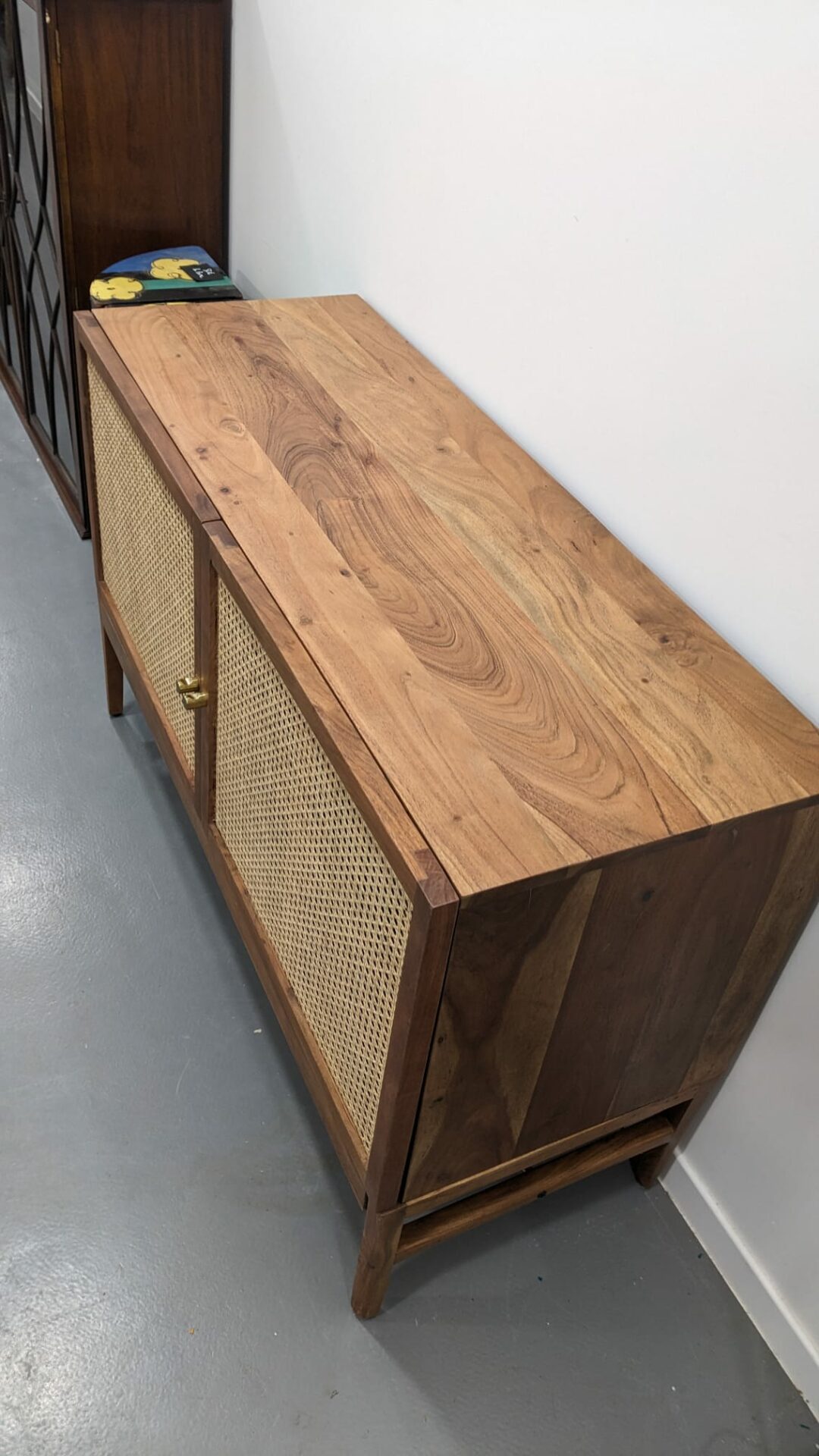 Buffet en acacia massif et cannage LEONTINE – Image 4