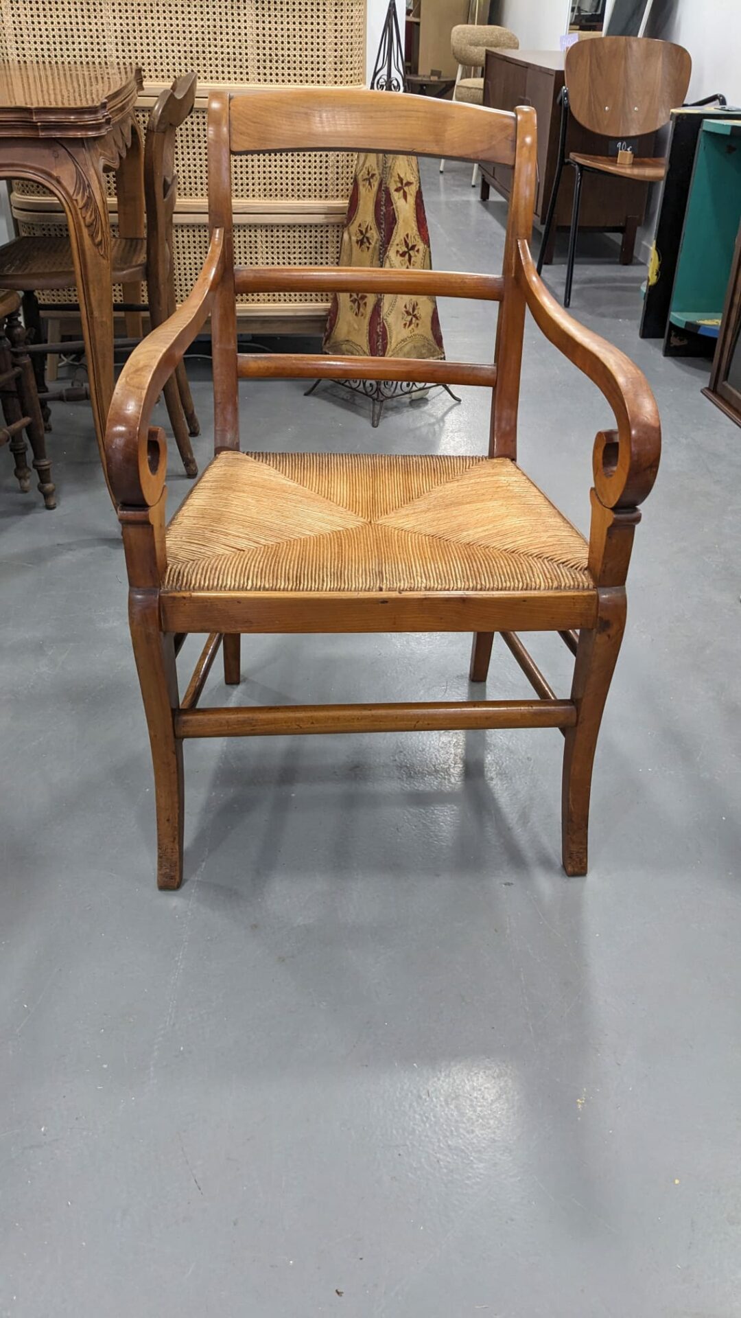 Fauteuil de lecture paillé – Image 3