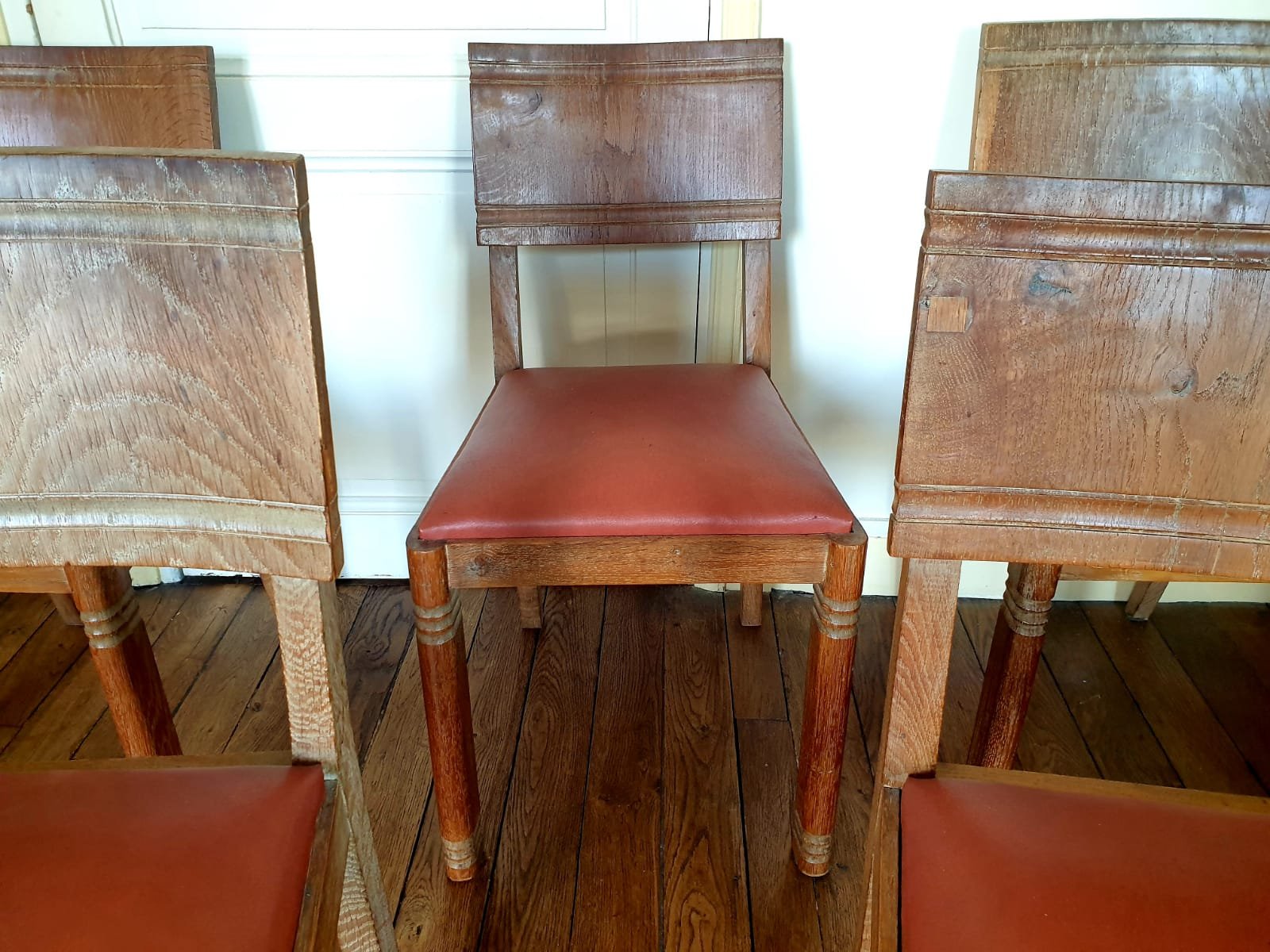 Lot de 5 chaises en bois et skaï rouge – Image 2