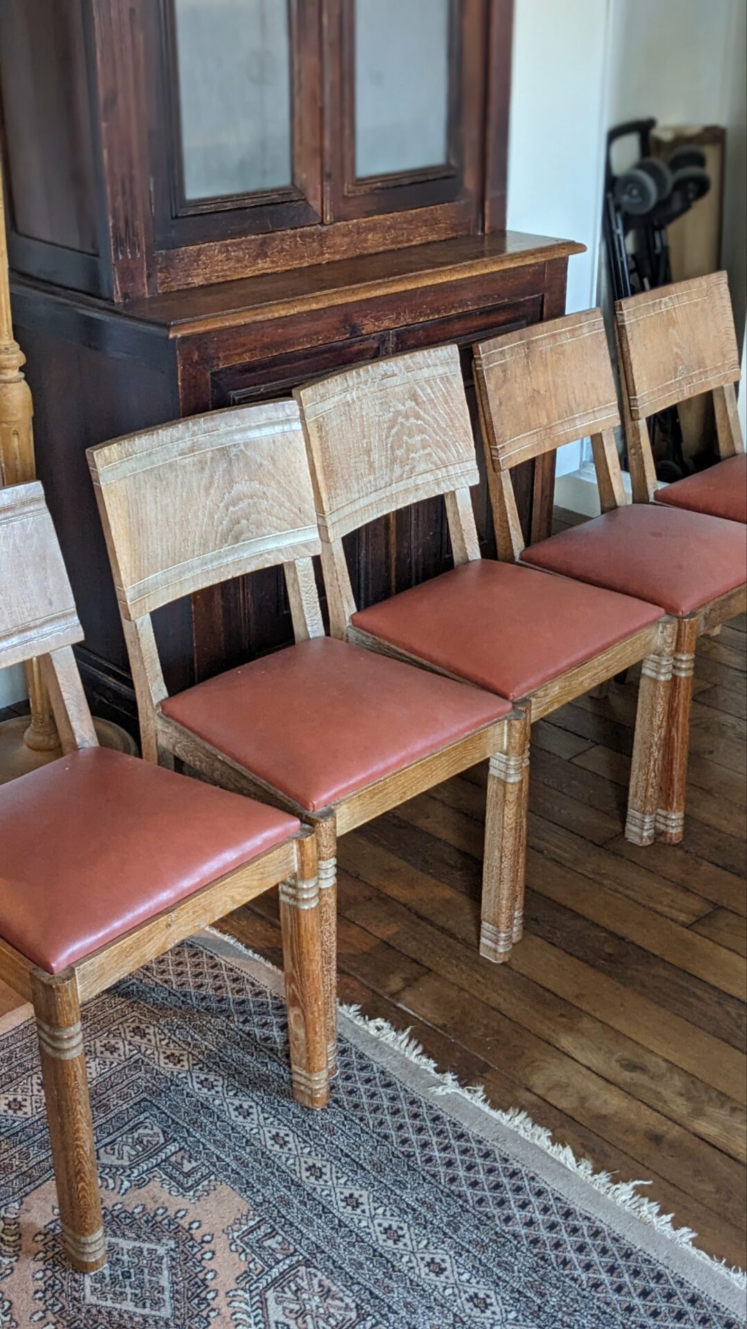 Lot de 5 chaises en bois et skaï rouge – Image 3