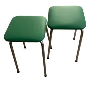 Paire de tabourets vintage assises refaites en Skaï vert