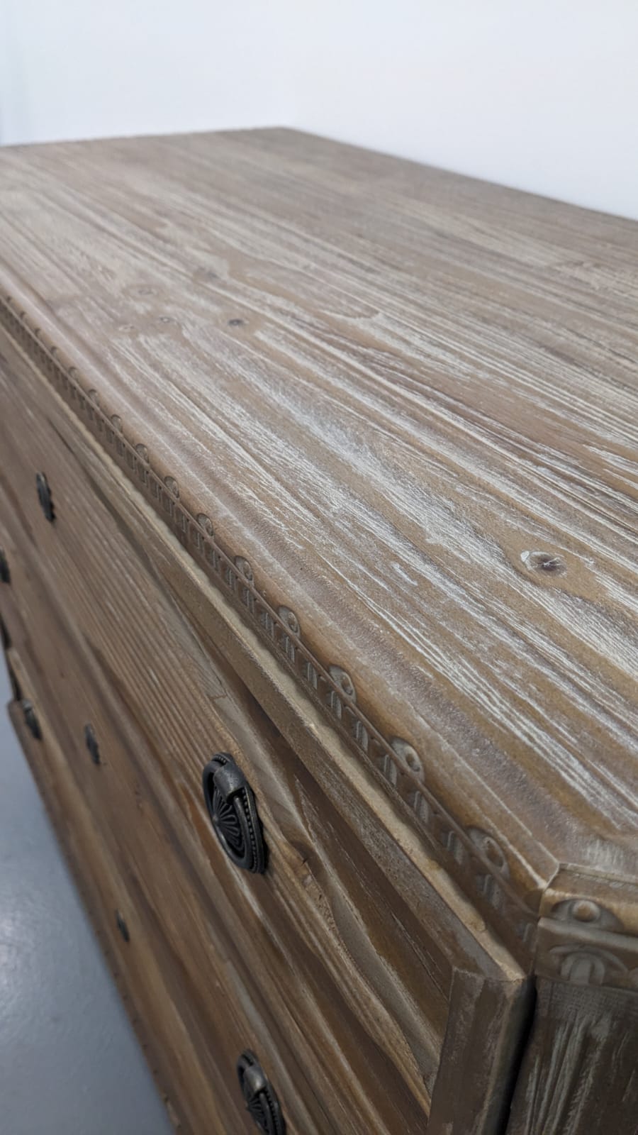 Commode en pin massif recyclé – Image 5