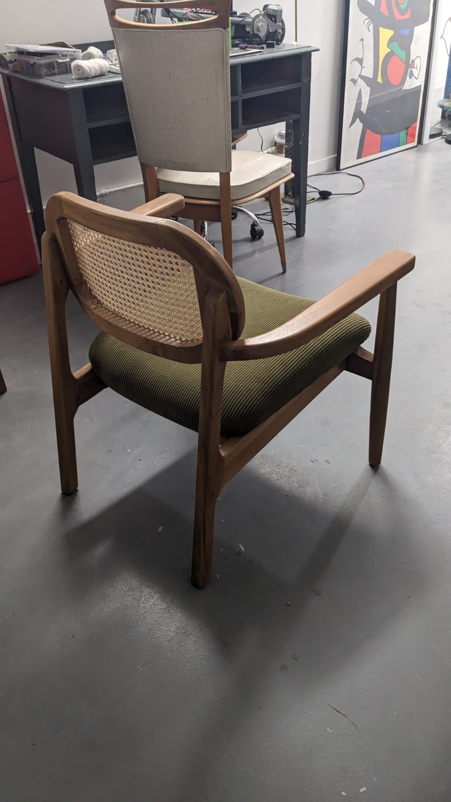 Fauteuil en teck massif, cannage et velours – Image 5