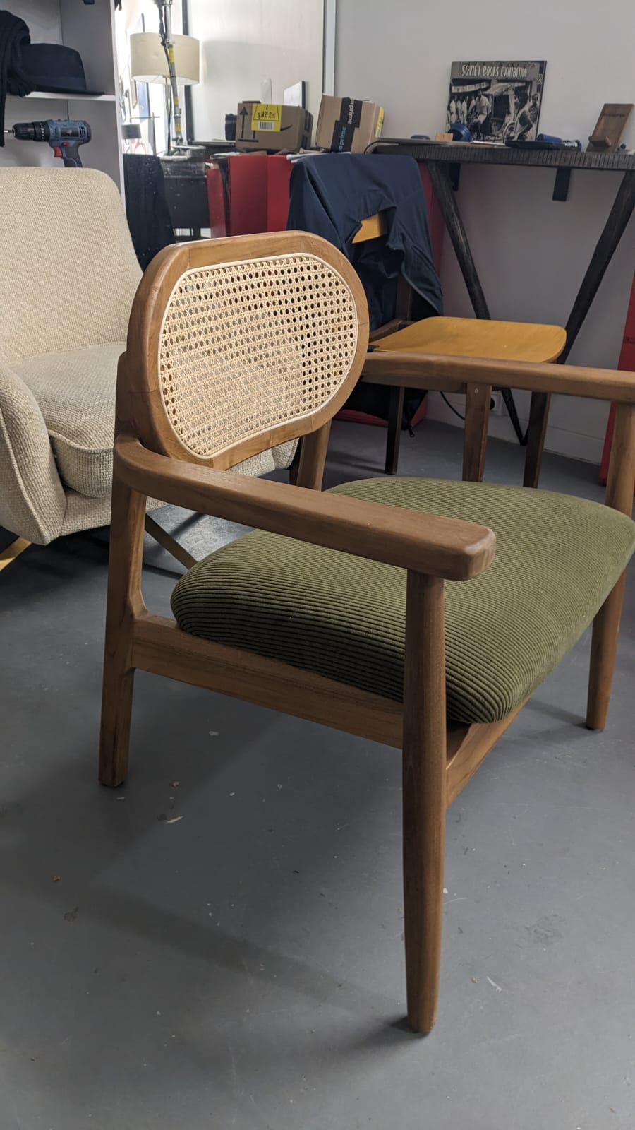 Fauteuil en teck massif, cannage et velours – Image 3