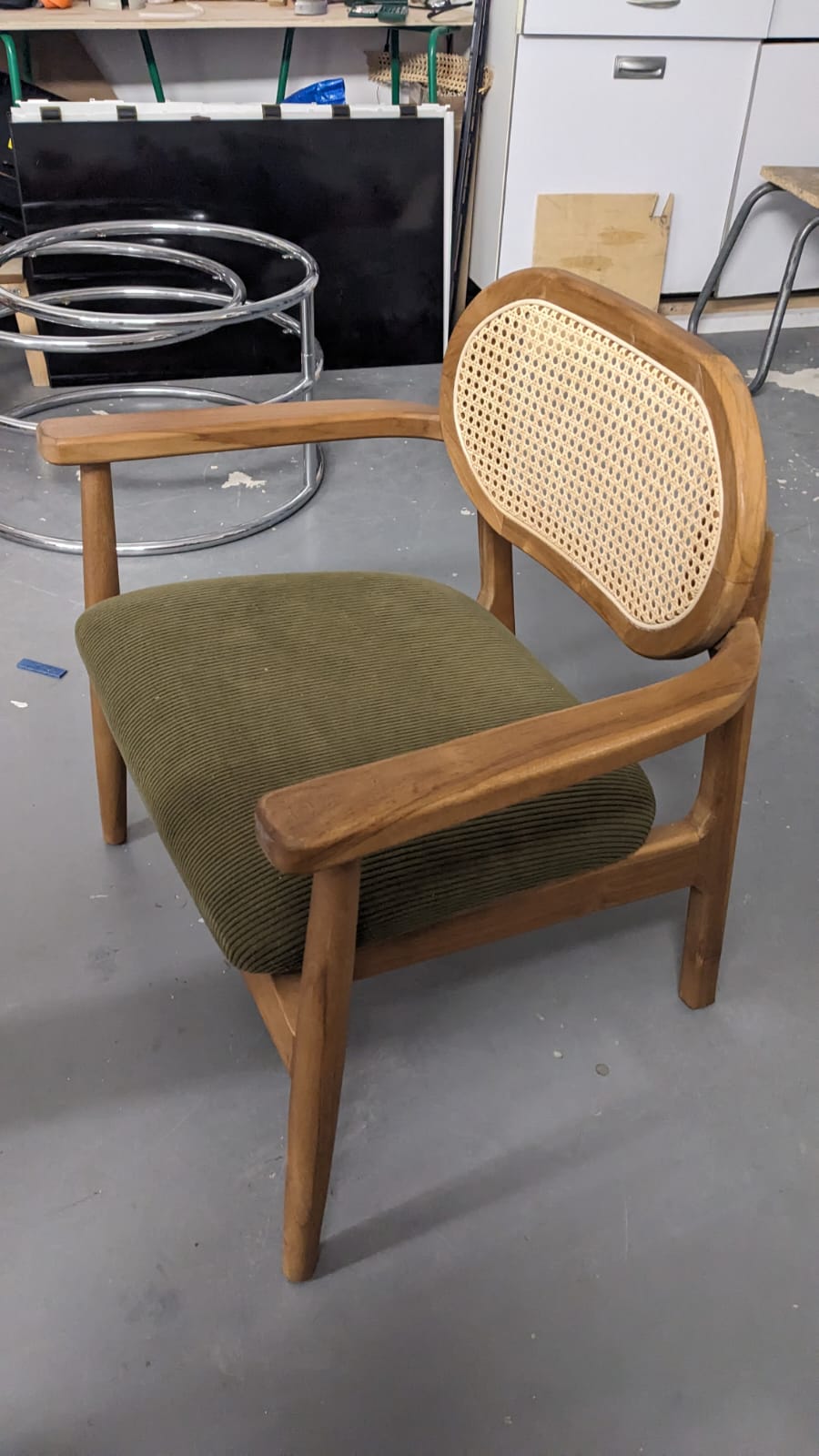 Fauteuil en teck massif, cannage et velours – Image 4