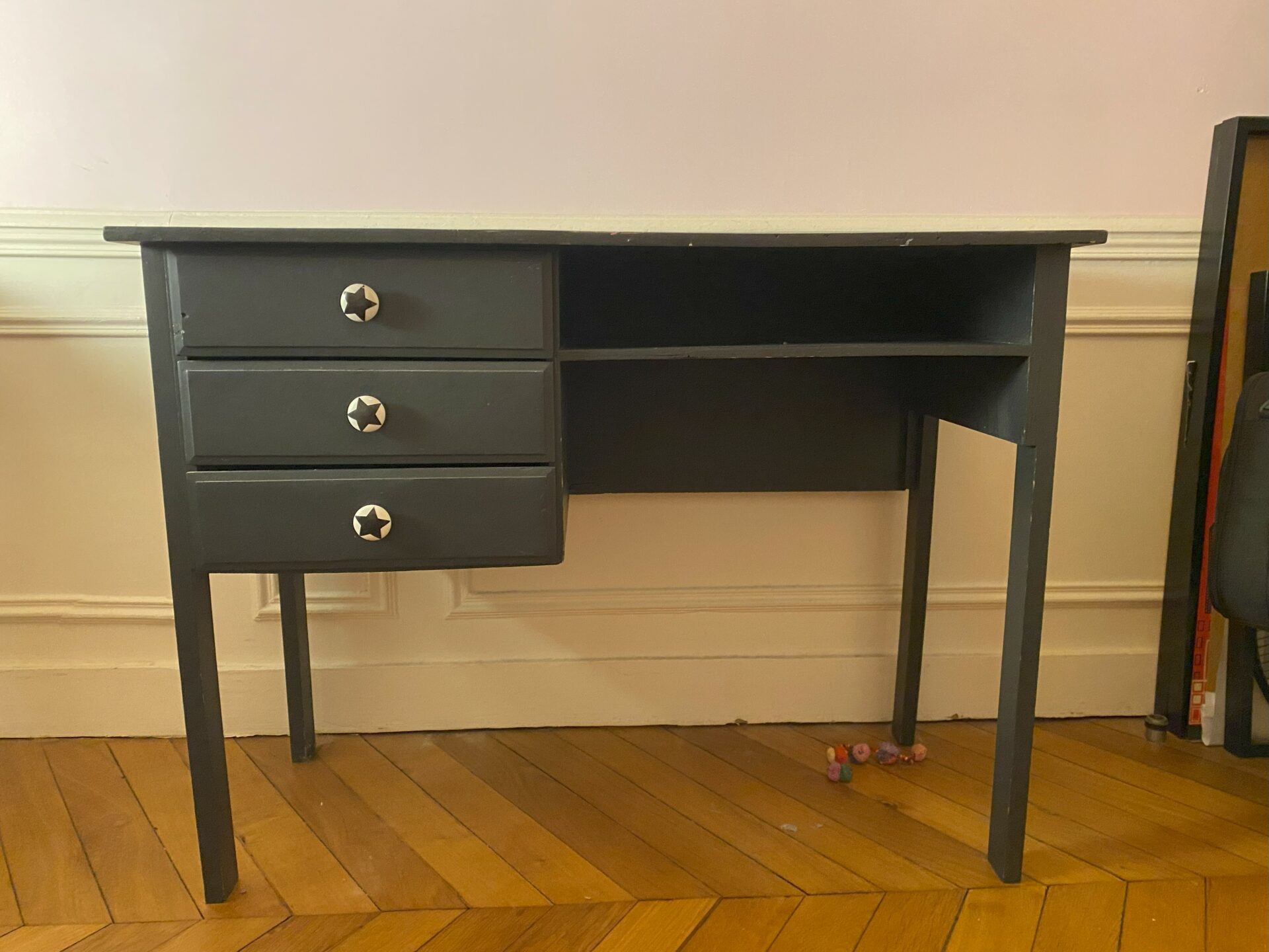 Bureau d’écolier vintage noir – 3 tiroirs – Image 2