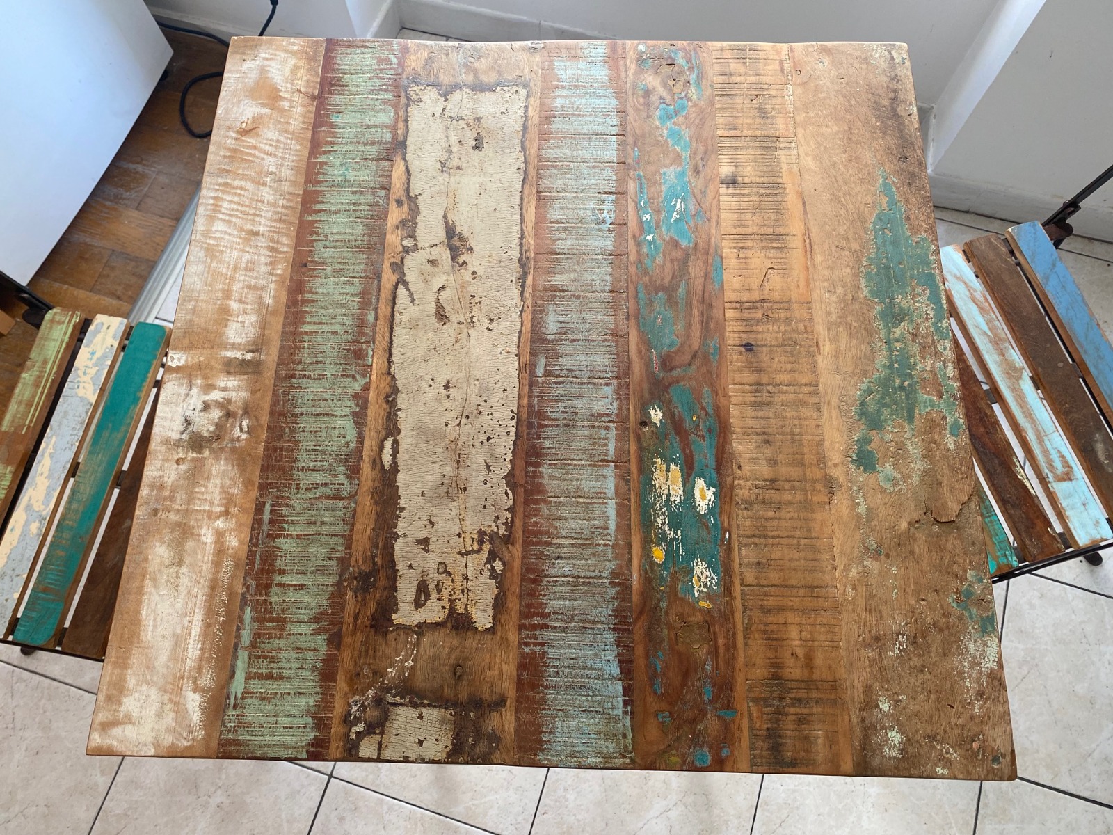 Table de bistrot Maisons du Monde et ses 2 chaises pliantes – Image 7