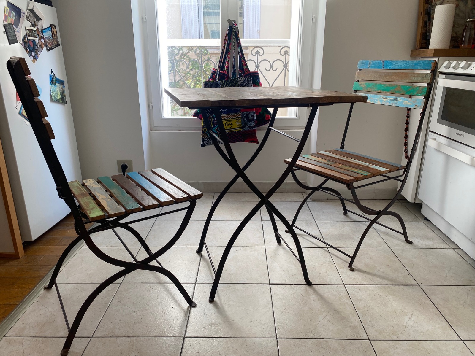 Table de bistrot Maisons du Monde et ses 2 chaises pliantes – Image 11
