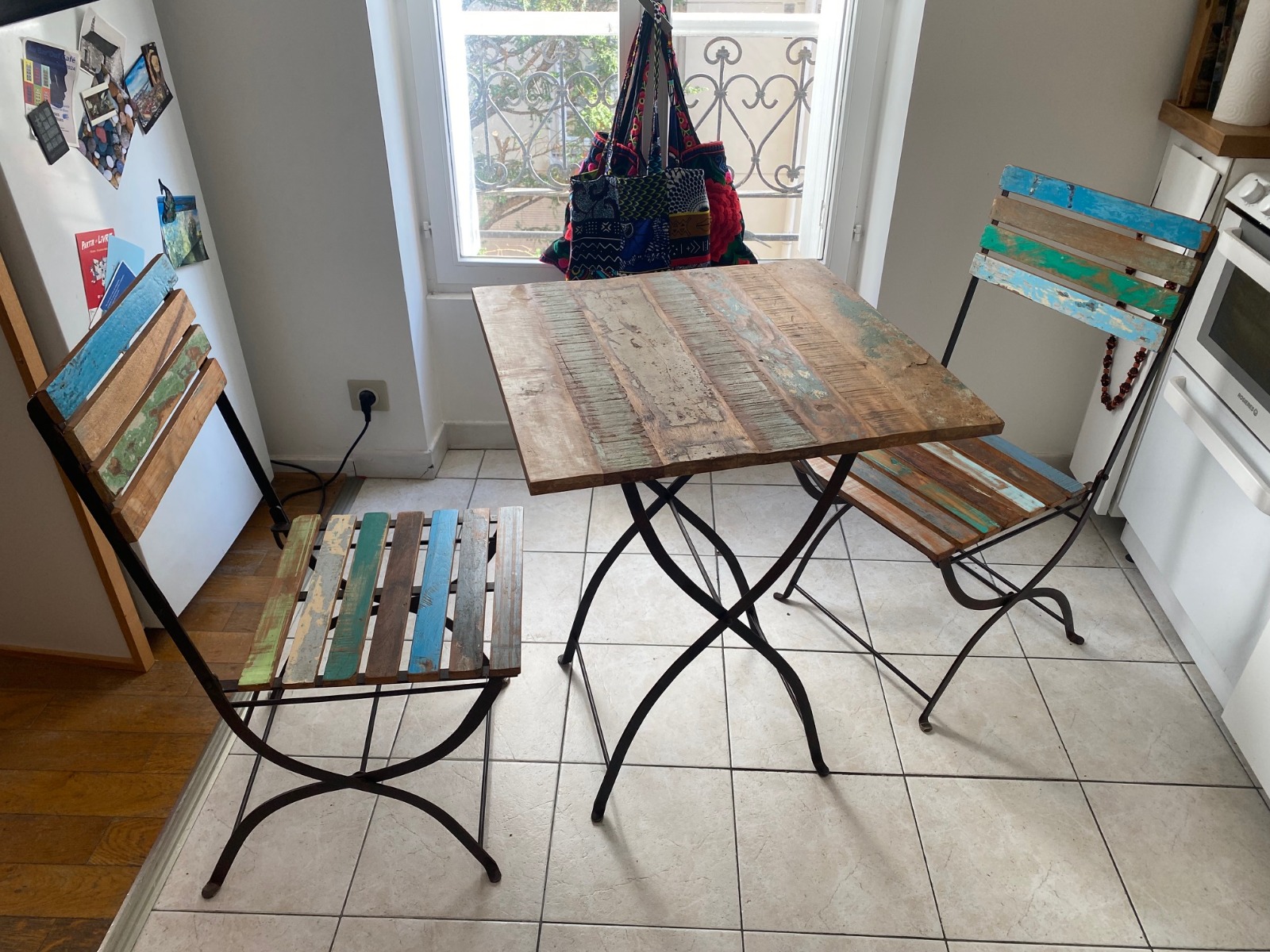 Table de bistrot Maisons du Monde et ses 2 chaises pliantes – Image 13