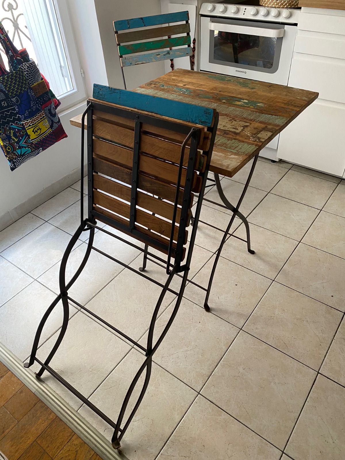 Table de bistrot Maisons du Monde et ses 2 chaises pliantes – Image 10