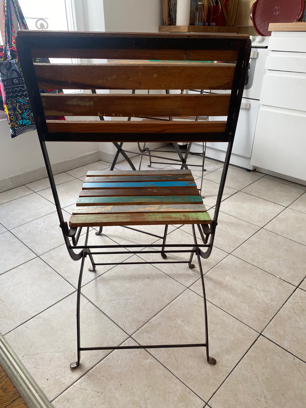 Table de bistrot Maisons du Monde et ses 2 chaises pliantes – Image 8
