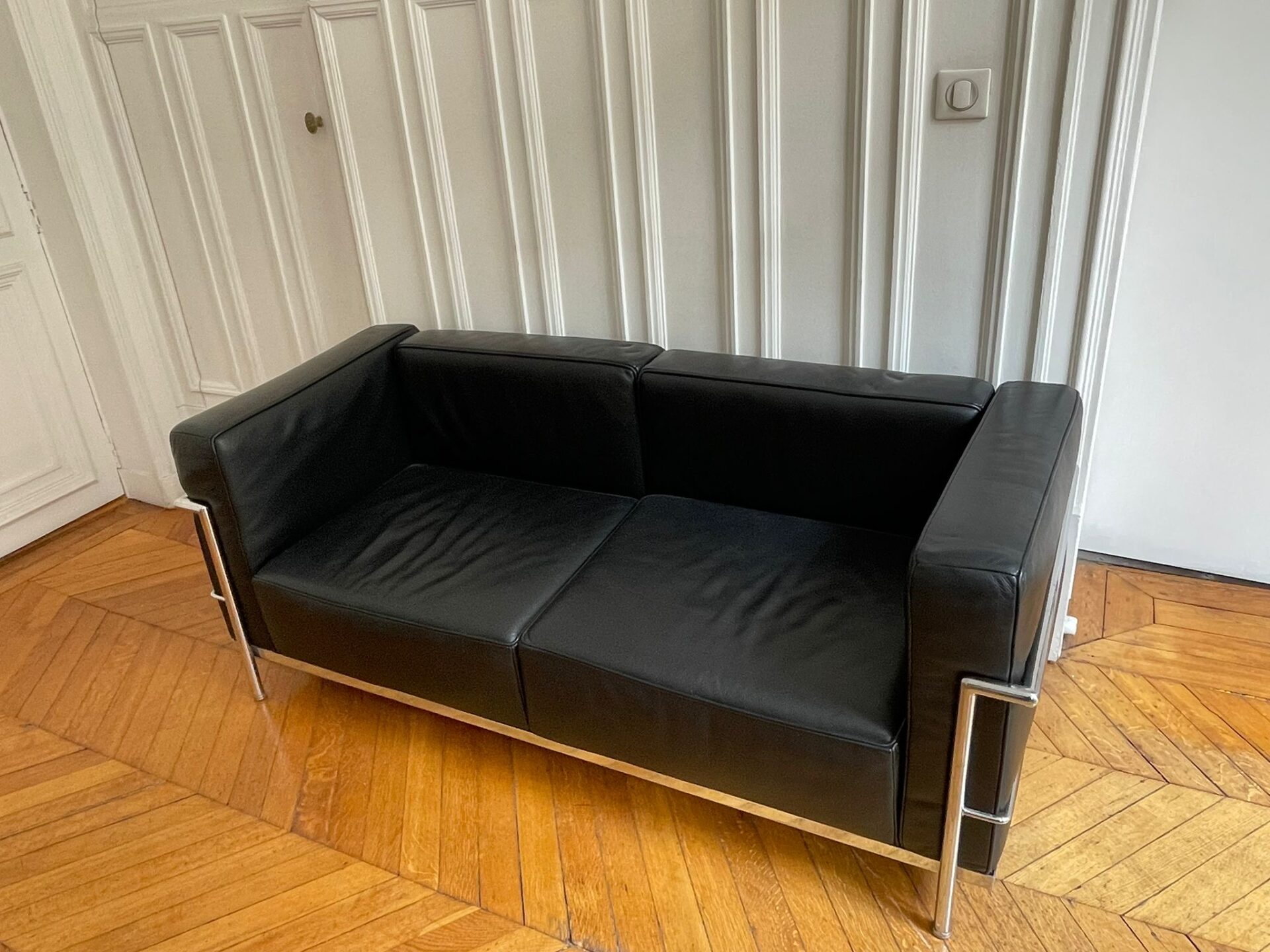 Canapé en cuir noir style LC2 (Le Corbusier) – Image 2
