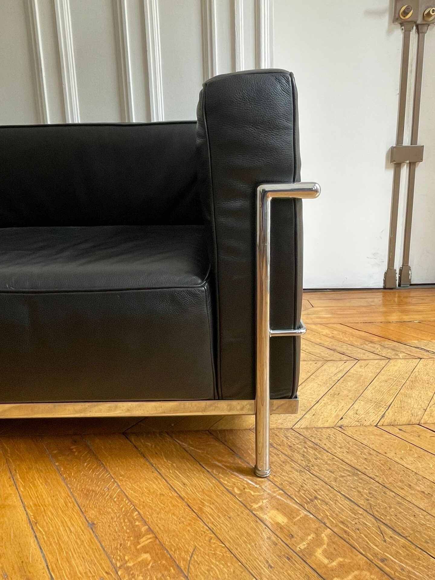 Canapé en cuir noir style LC2 (Le Corbusier) – Image 3