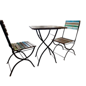 Table de bistrot Maisons du Monde et ses 2 chaises pliantes