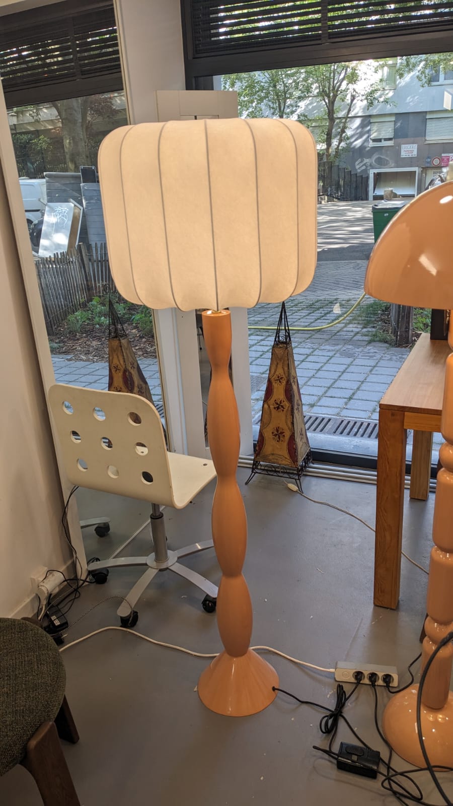 Lampadaire HANAKI, Beige caramel – Image 2