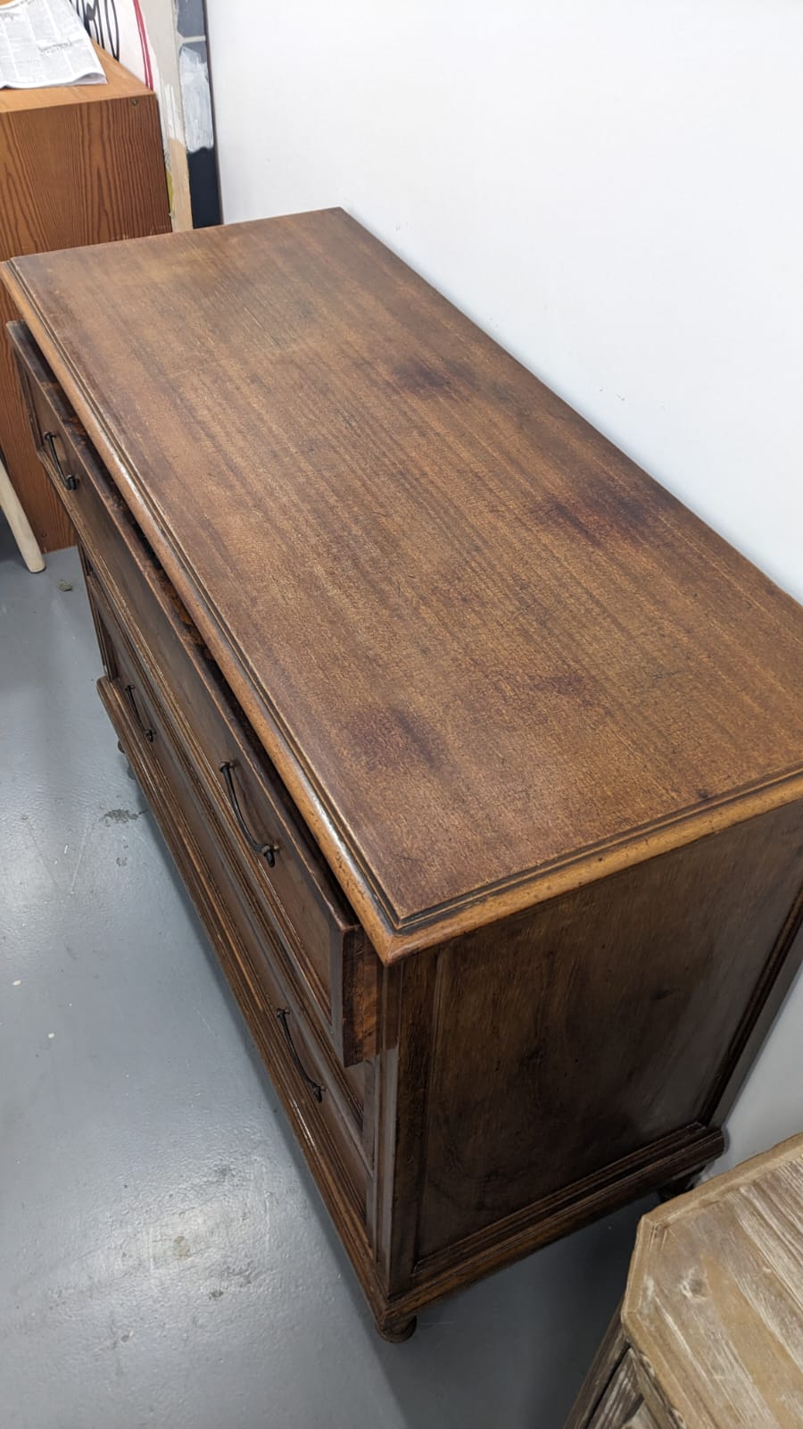 Commode de style Louis XVI en bois massif – Image 8
