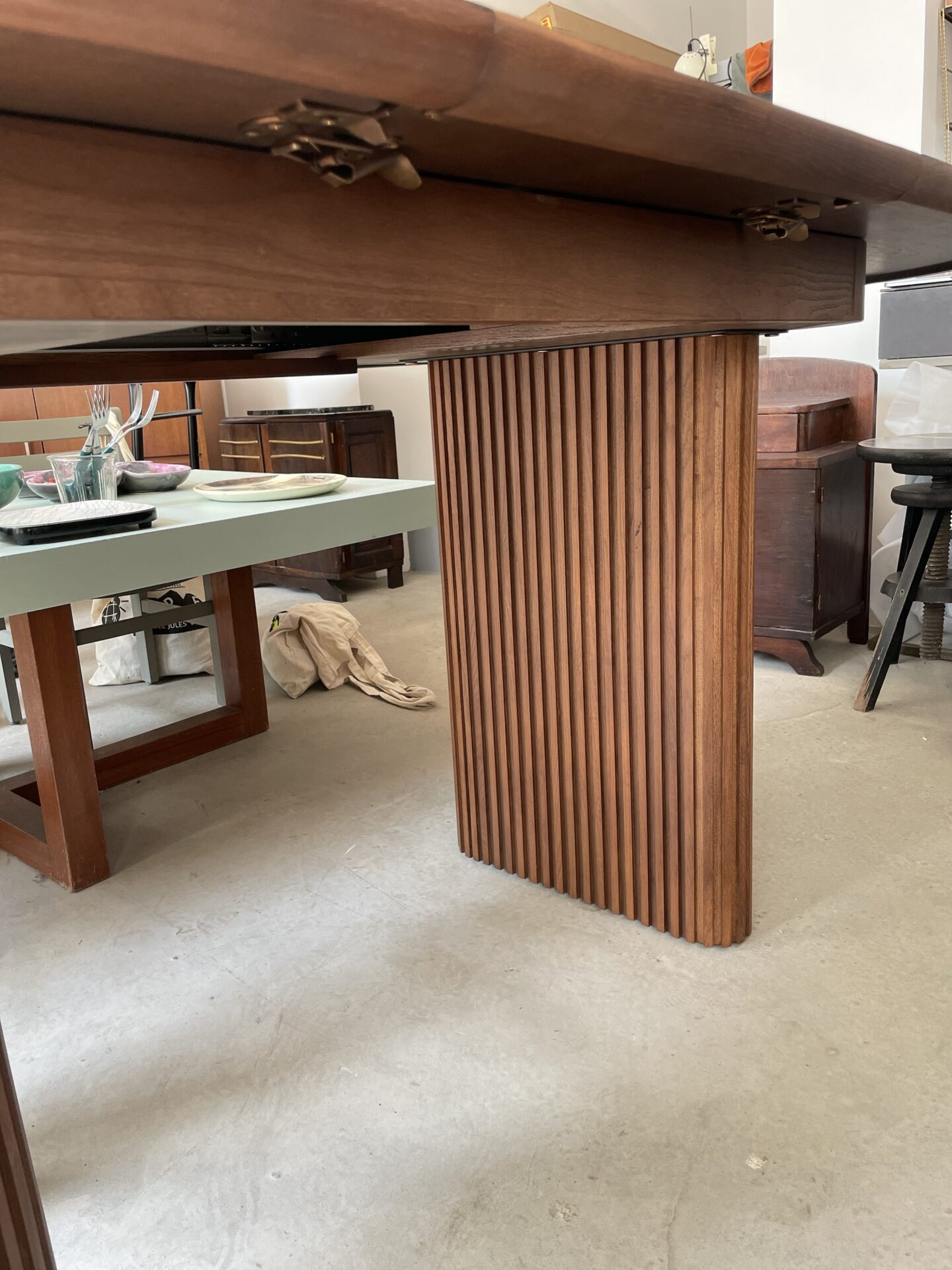 Table à manger extensible ADRIANO 4-8 personnes en placage noyer – Image 3